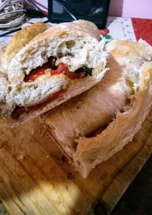 Una foto de Pan de morrones rojos asados y mozzarella