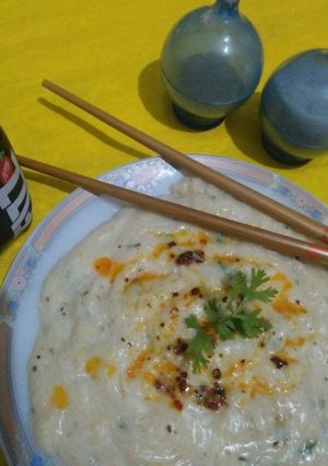 A picture of Vermicelli pasta in white sauce.