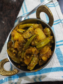 आलू परवल की मसालेदार सब्जी (aloo parwal ki masaledar sabzi reicpe in Hindi) रेसिपी मुख्य फोटो