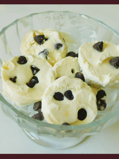 அன்னாசி பழ ஐஸ் கிரீம் (Pine apple ice cream with chocolate chips recipe in tamil) செய்முறை முக்கிய புகைப்படம்