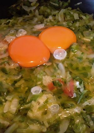 Una foto de Tortilla De Lechuga Queso🧀 tomate y cebolla 🍅🌰