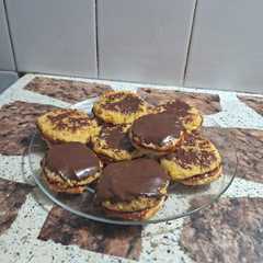 Una foto de Alfajores de coco bañados en chocolate cobertura