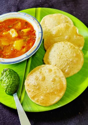 पूरी आलू टमाटर की सब्जी(poori aloo tamatar ki sabzi recipe in hindi) रेसिपी मुख्य फोटो