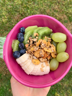 Una foto de Yoghurt natural con frutas y granola