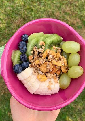 Una foto de Yoghurt natural con frutas y granola