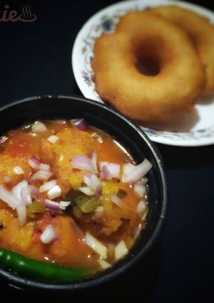 A picture of Vada sambar.