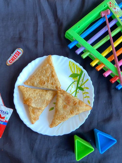 கோதுமை பீசா சீஸ் சமோசா (Kothumai pizza cheese samosa recipe in tamil) செய்முறை முக்கிய புகைப்படம்