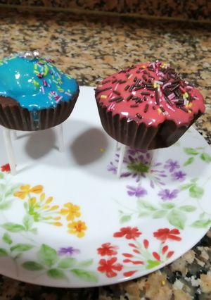 Una foto de Falso Muffy, con buttercream de queso y bizcocho base de choco