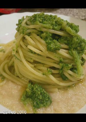 Foto di Spaghetti e rape con crema di taralli