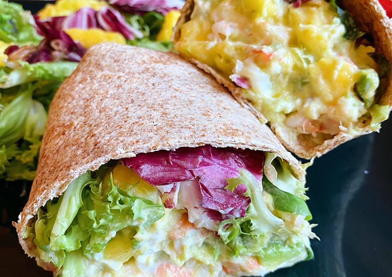 Wrap de langostinos, aguacate y mango