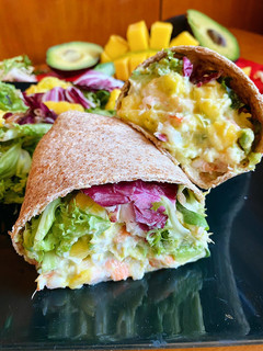 Una foto de Wrap de langostinos, aguacate y mango