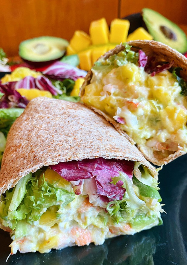 Una foto de Wrap de langostinos, aguacate y mango