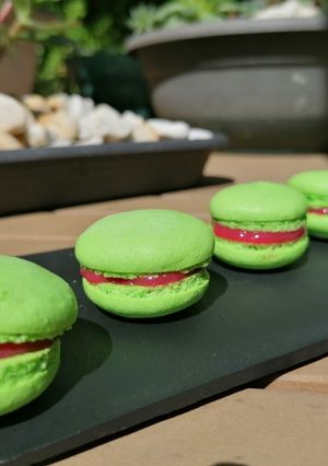 Une photo de Macarons groseilles Aloès Vera