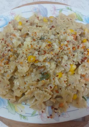 A picture of Chicken cheese white sauce farfalle pasta.