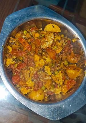 A picture of आलू मटर गोभी गाजर की सब्जी.