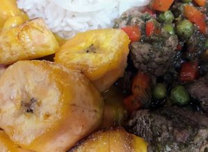 Una foto de Sencillo seco de carne de Res con frejolitos Canario🇵🇪