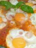 Huevos en salsa pomodoro