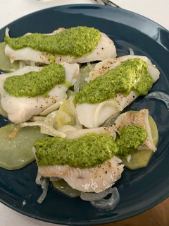 Una foto de Merluza al horno con salsa de cilantro