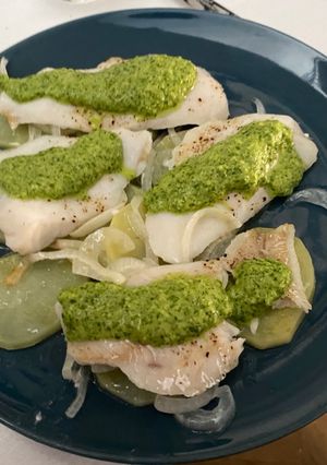Una foto de Merluza al horno con salsa de cilantro