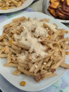 Una foto de Penne con Pollo y Tocineta en Salsa Cremosa