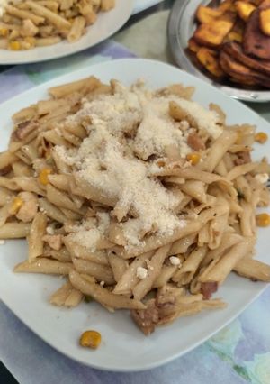 Una foto de Penne con Pollo y Tocineta en Salsa Cremosa