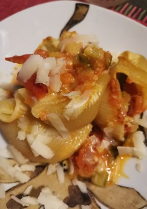 Foto di Conchiglioni pomodoro fresco, zucchine e pecorino