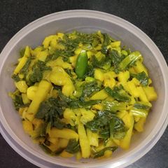 A picture of Pyaaz shaak and alu bhaja.