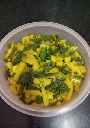 A picture of Pyaaz shaak and alu bhaja.