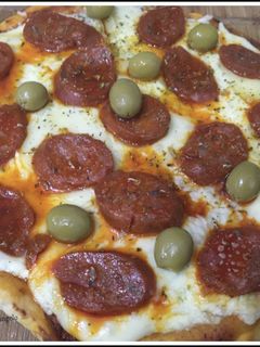 Una foto de Pizza con chorizo picante