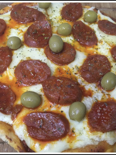 Una foto de Pizza con chorizo picante