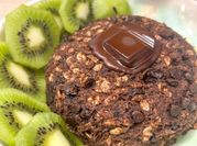 Une photo de bowlcake au chocolat