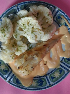 Una foto de Rape con coliflor, hinojo y salsa rosa