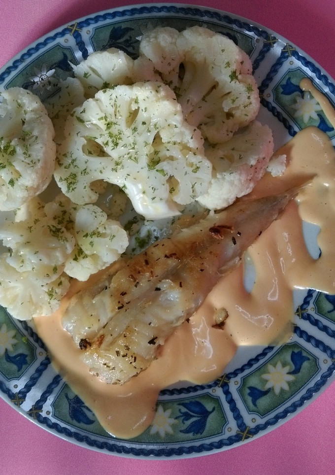 Una foto de Rape con coliflor, hinojo y salsa rosa