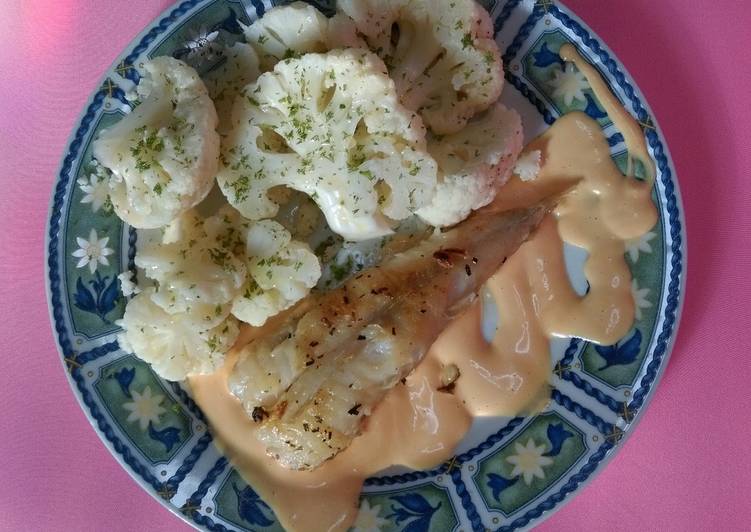 Rape con coliflor, hinojo y salsa rosa