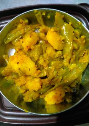 आलू ग्वार की फली (aloo guar ki phali recipe in Hindi) रेसिपी मुख्य फोटो