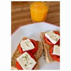 Una foto de Desayuno saludable🍅🧀🍊