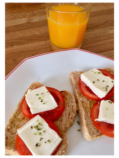Una foto de Desayuno saludable🍅🧀🍊