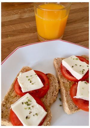 Una foto de Desayuno saludable🍅🧀🍊