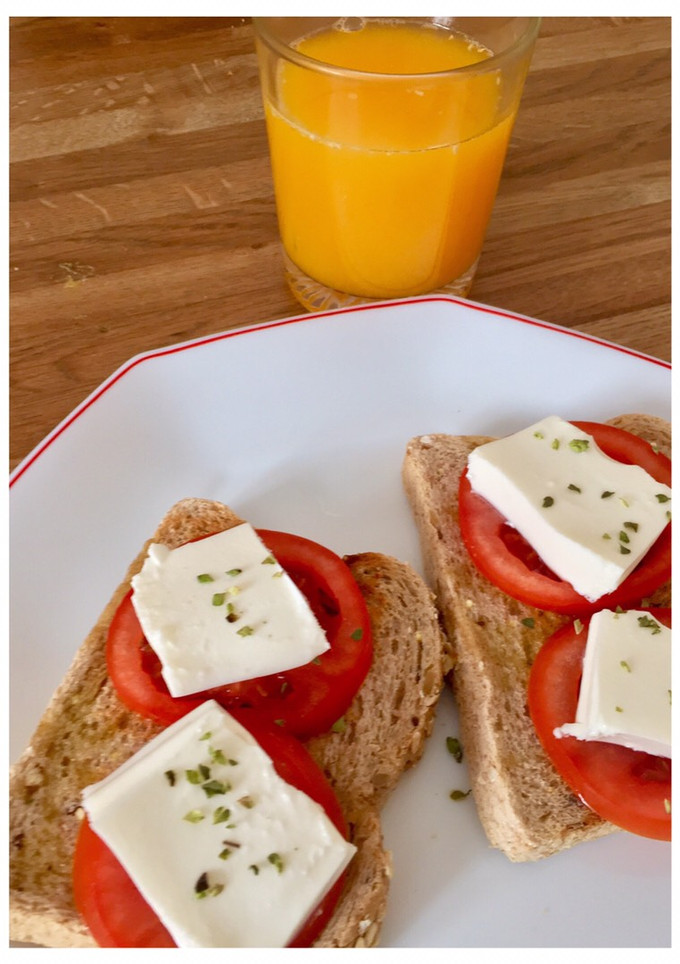 Una foto de Desayuno saludable🍅🧀🍊