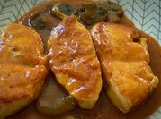 Una foto de filete de pavo en salsa
