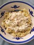Tallarines con salsa de pollo y caiguas en crema