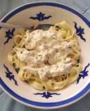 Tallarines con salsa de pollo y caiguas en crema