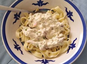 Una foto de Tallarines con salsa de pollo y caiguas en crema