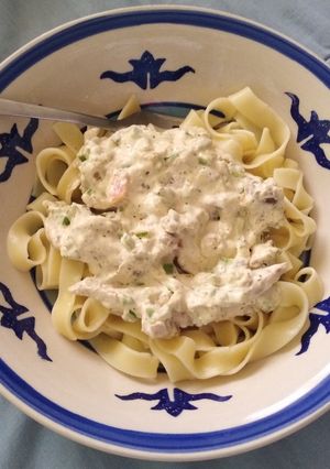 Una foto de Tallarines con salsa de pollo y caiguas en crema