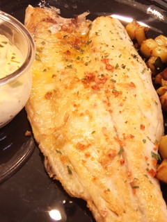 Una foto de Lubina a la Plancha con Calabacín y Papitas a la Mantequilla al Wok con Mayonesa de Trufa