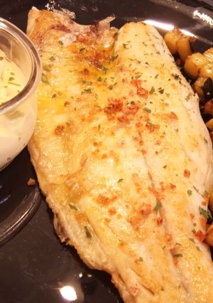 Una foto de Lubina a la Plancha con Calabacín y Papitas a la Mantequilla al Wok con Mayonesa de Trufa