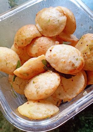 A picture of Semolina Uppam rolls.