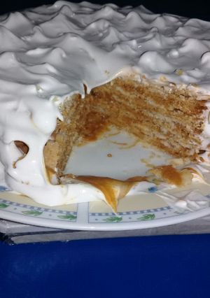 Una foto de Torta rogel con crema de leche