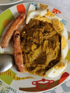 Una foto de Puré de brócoli con huevo cocido y longanizas de pavo