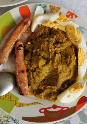 Una foto de Puré de brócoli con huevo cocido y longanizas de pavo